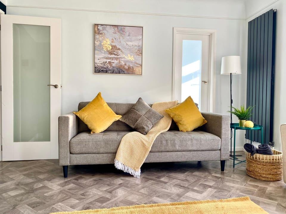 Beautiful Large 5 bedroom House - 5 Minute Walk to the Best Beach! - Great Location - Garden - Parking - Fast WiFi - Smart TV - Newly decorated - sleeps up to 11! Close to Bournemouth & Poole & Sandbanks House in Bournemouth