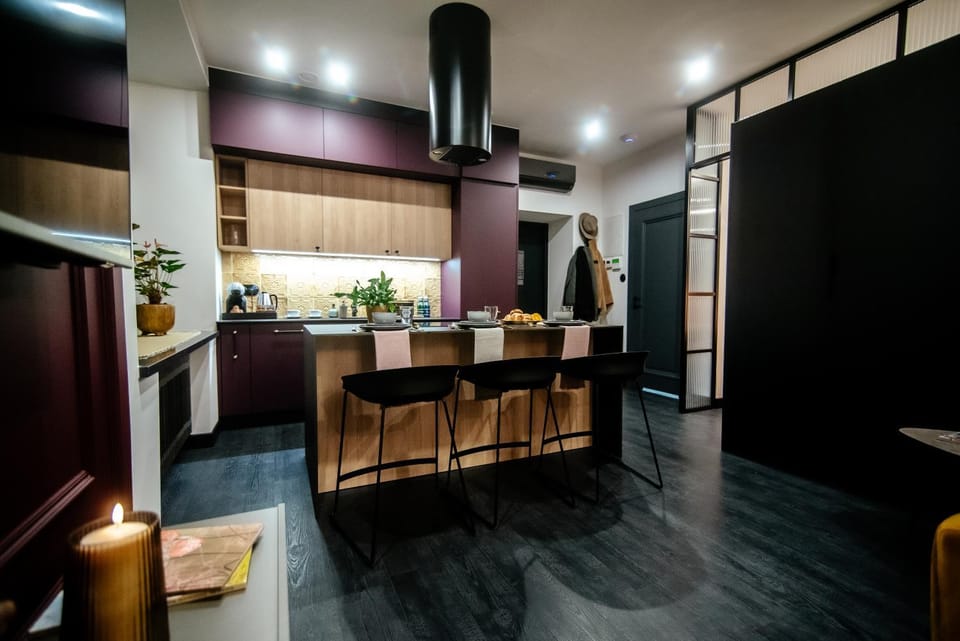 Kitchen or kitchenette, Dining area
