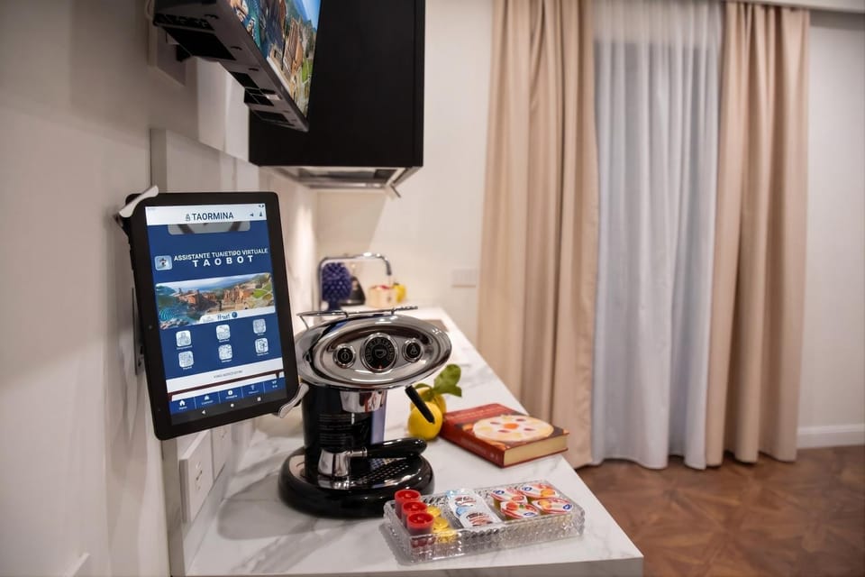 TV and multimedia, Kitchen or kitchenette, Living room