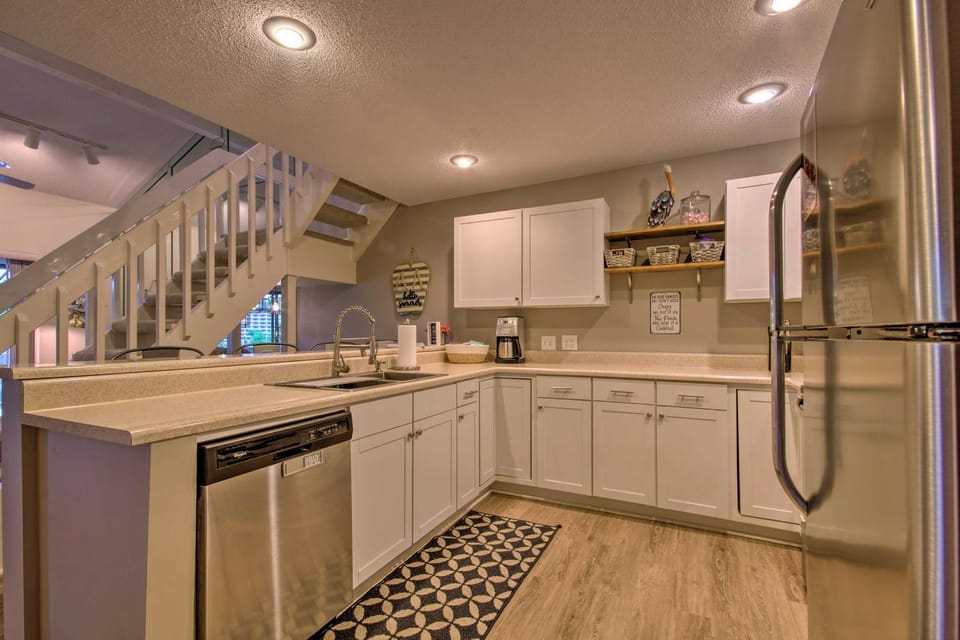 2 Mi to Margaritaville! Lake-View Retreat with Pool Apartment in Lake of the Ozarks