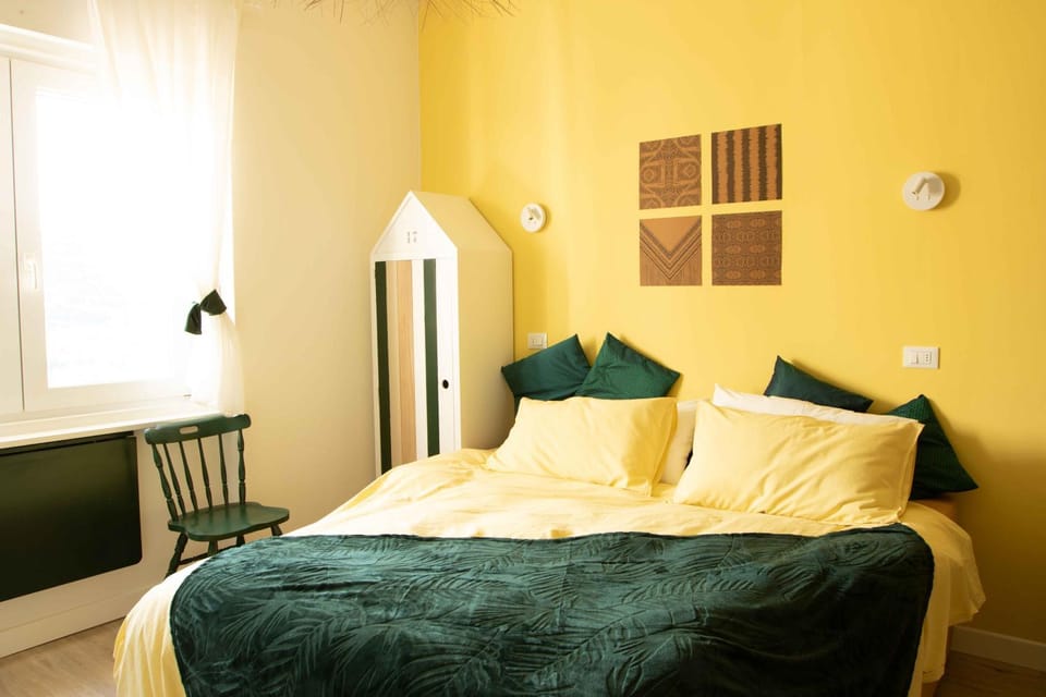 Photo of the whole room, Bedroom