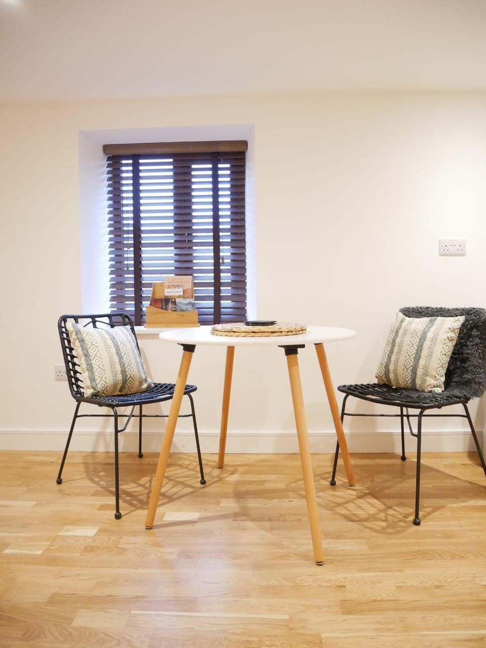 Seating area, Dining area