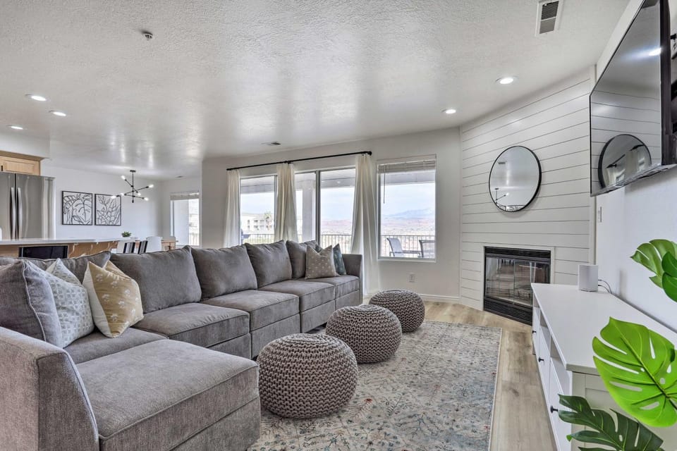 Mtn-View Resort Condo, 5 Mi to Dtwn St George House in St George