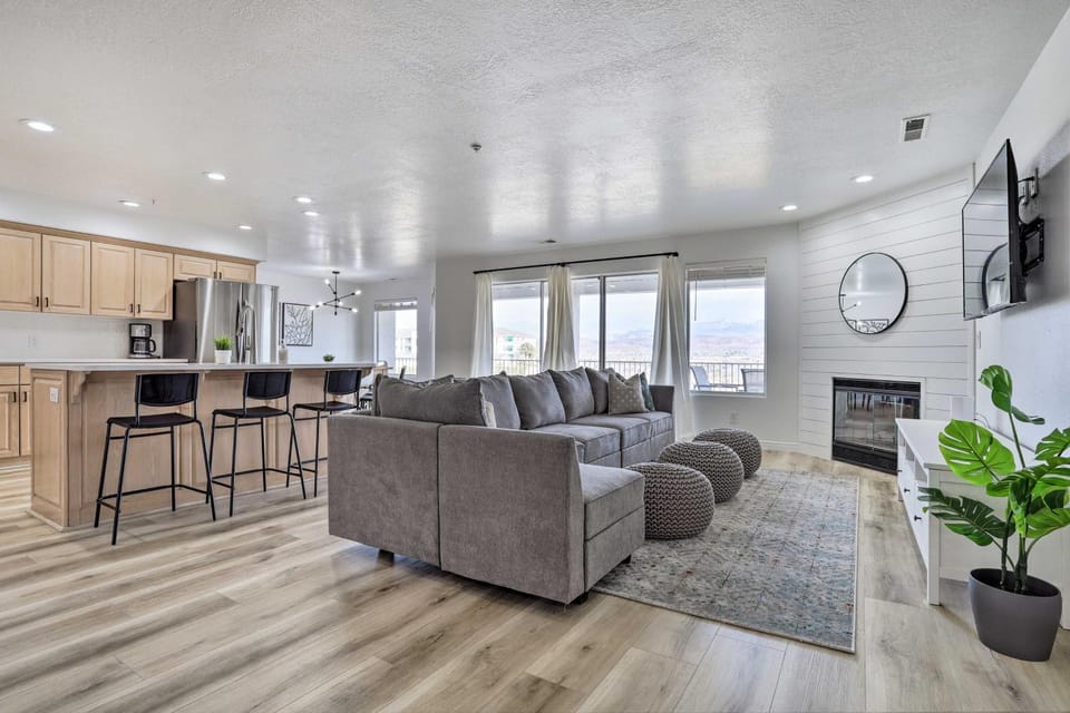 Mtn-View Resort Condo, 5 Mi to Dtwn St George House in St George