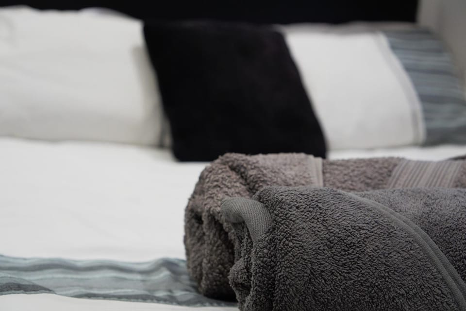 Quiet Studio with Workspace Shared Entrance for Contractors and Business Travellers Apartment in Coventry