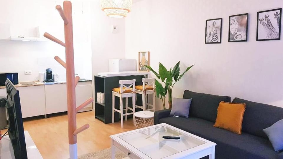 Kitchen or kitchenette, Seating area, Dining area