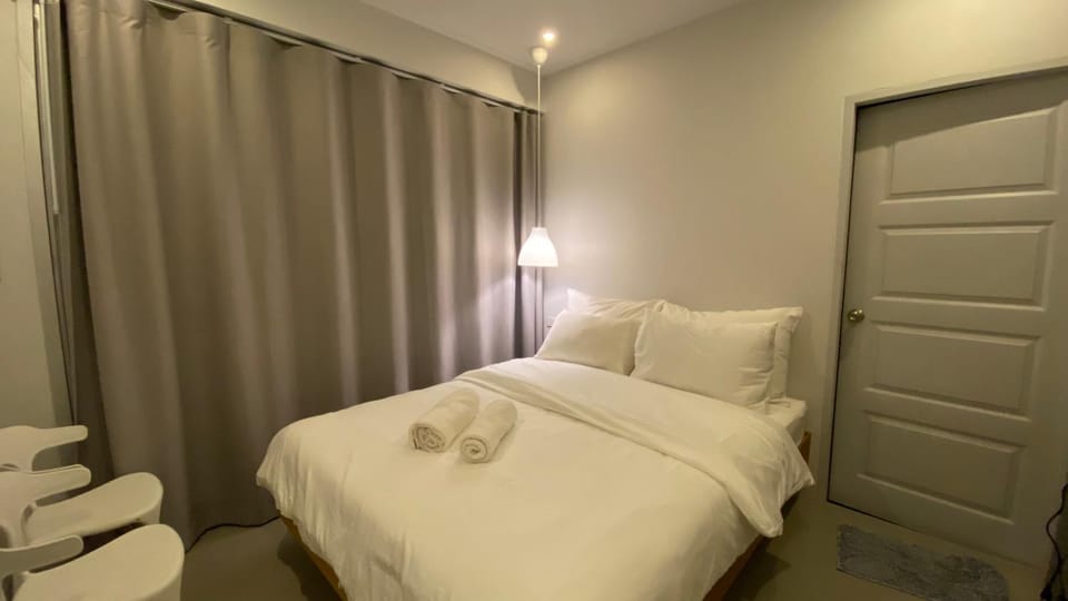 Bed, Bedroom, towels