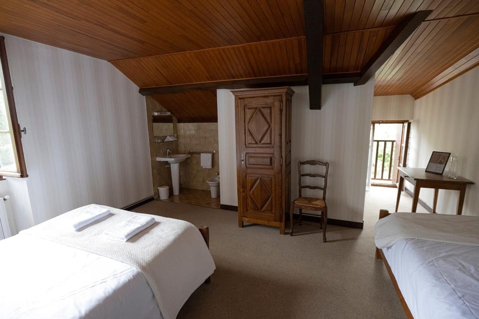Bed, Photo of the whole room, Bedroom, bidet, wardrobe