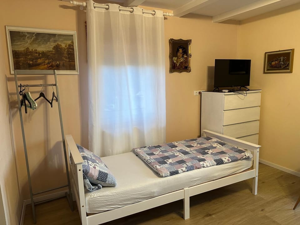 Bed, Living room