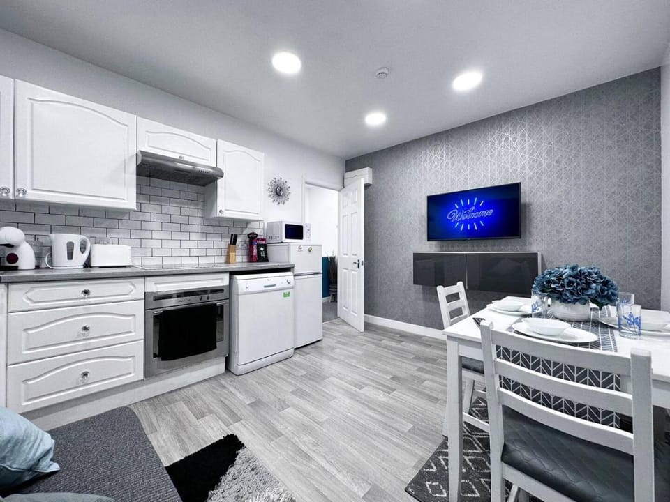 Cosy Contemporary Apartment - Brimsdown, Enfield Apartment in Enfield