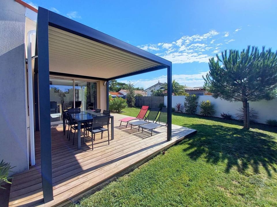 Property building, Patio, Day, Natural landscape, Garden, View (from property/room), Dining area, Garden view, sunbed