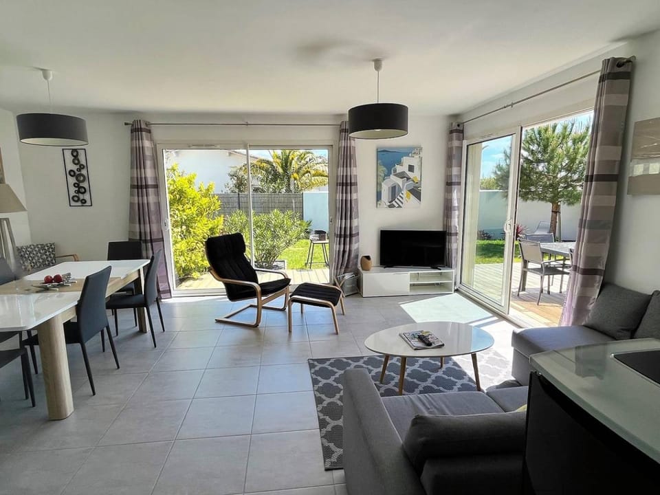 Patio, TV and multimedia, Living room, Seating area, Dining area, Garden view, hair dresser
