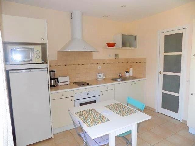 Kitchen or kitchenette, Dining area, minibar, pet friendly, stove, toaster