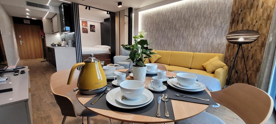 Coffee/tea facilities, Kitchen or kitchenette, Living room, Seating area, Dining area