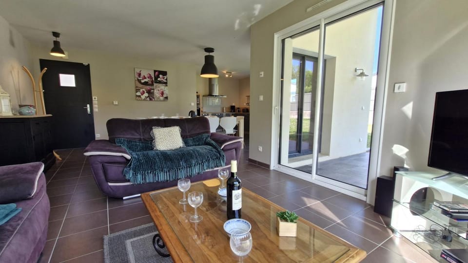 TV and multimedia, Living room, Seating area, Dining area