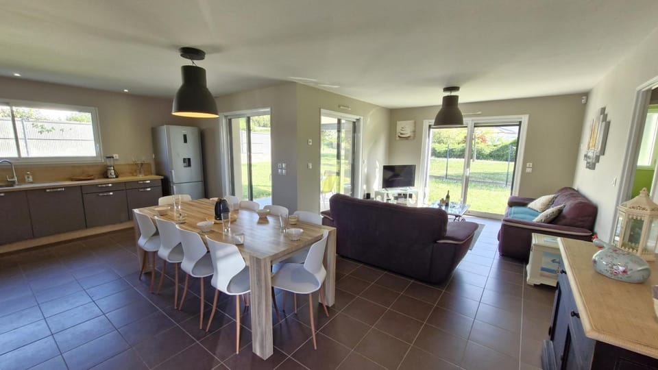 TV and multimedia, Kitchen or kitchenette, Living room, Seating area, Dining area