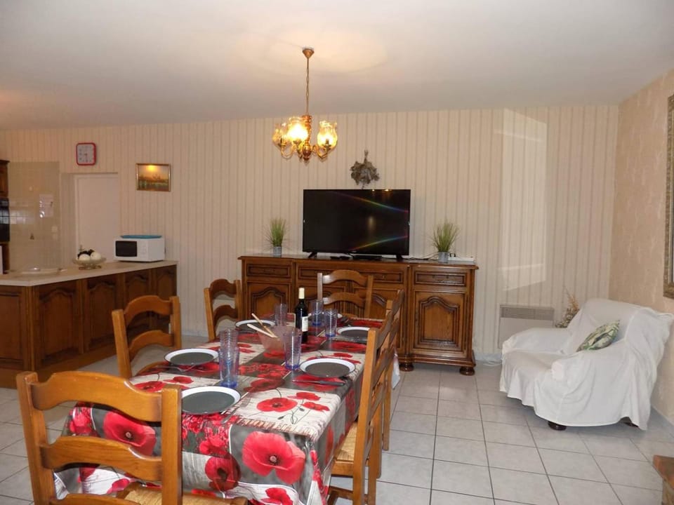 TV and multimedia, Kitchen or kitchenette, Living room, Seating area