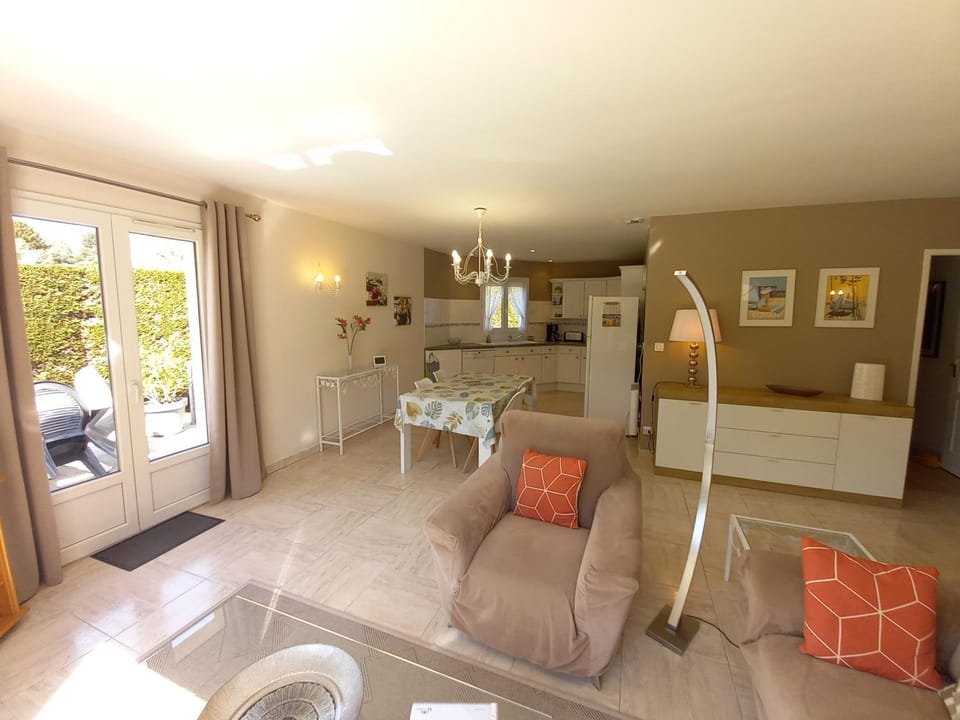 Kitchen or kitchenette, Living room, Seating area, Dining area, oven