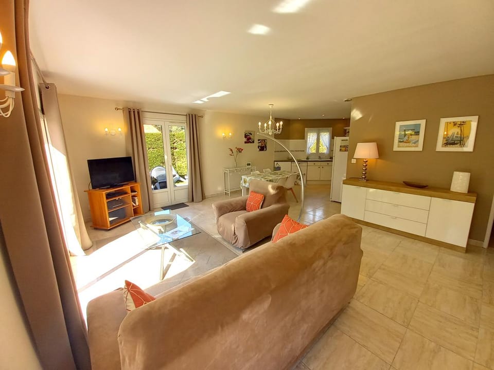 TV and multimedia, Kitchen or kitchenette, Living room, Seating area