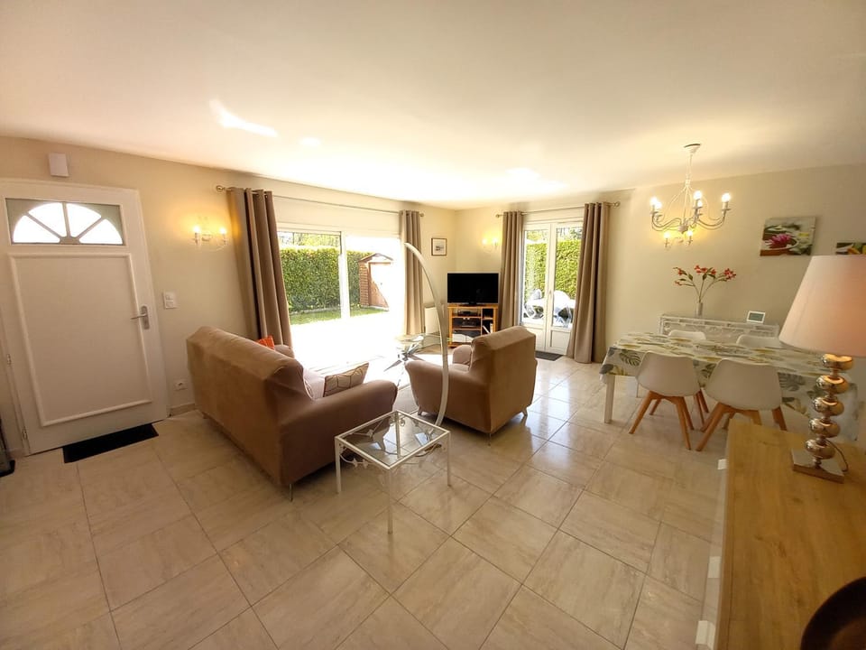 TV and multimedia, Living room, Seating area, Dining area