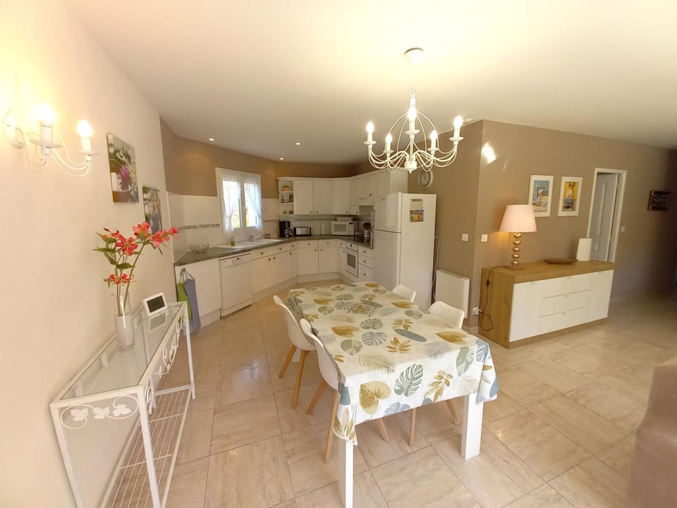 Kitchen or kitchenette, Dining area, dishwasher, oven, stove
