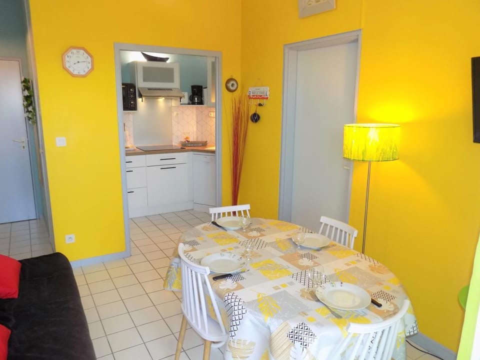 Kitchen or kitchenette, Dining area, oven, stove