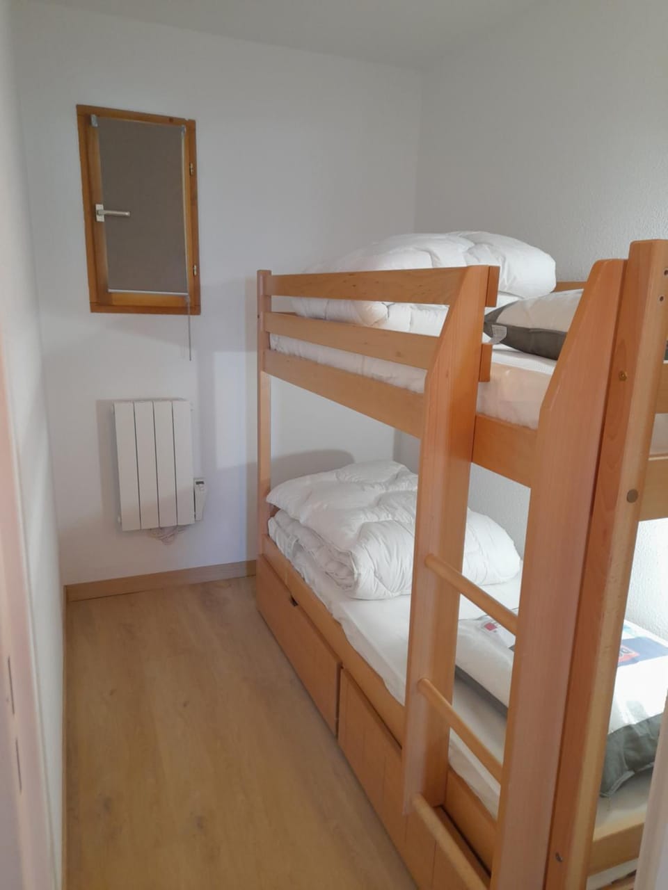 Bedroom, bunk bed