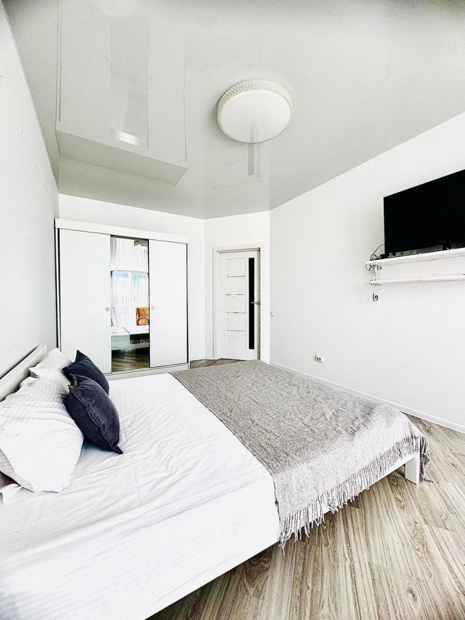 Bed, TV and multimedia, Bedroom
