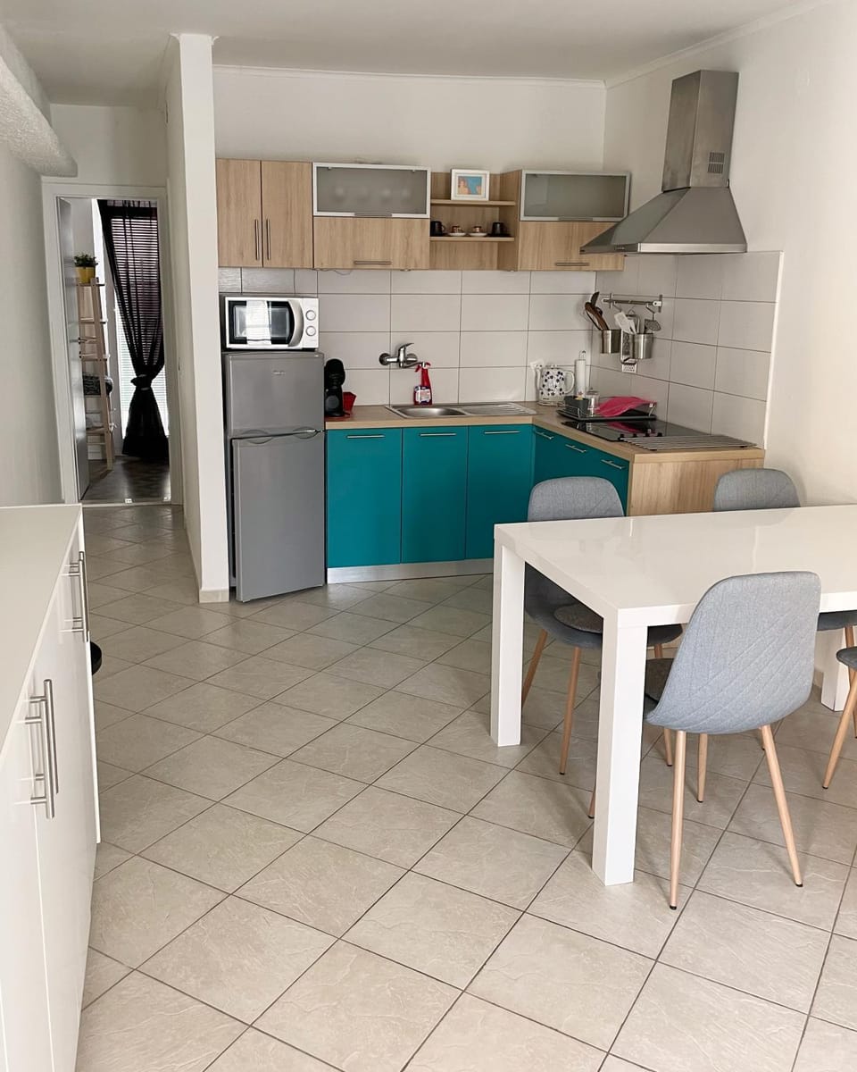 Kitchen or kitchenette, Dining area, minibar