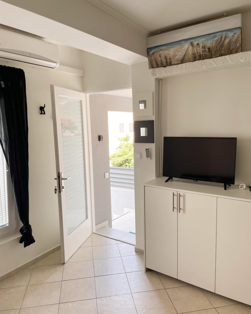 Facade/entrance, TV and multimedia
