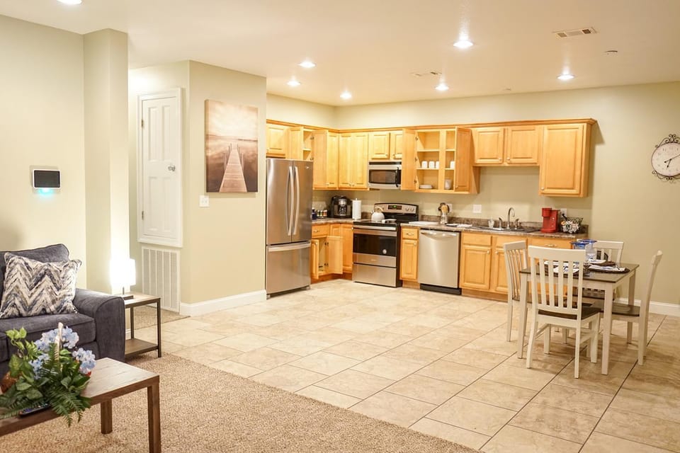 Kitchen or kitchenette, Dining area