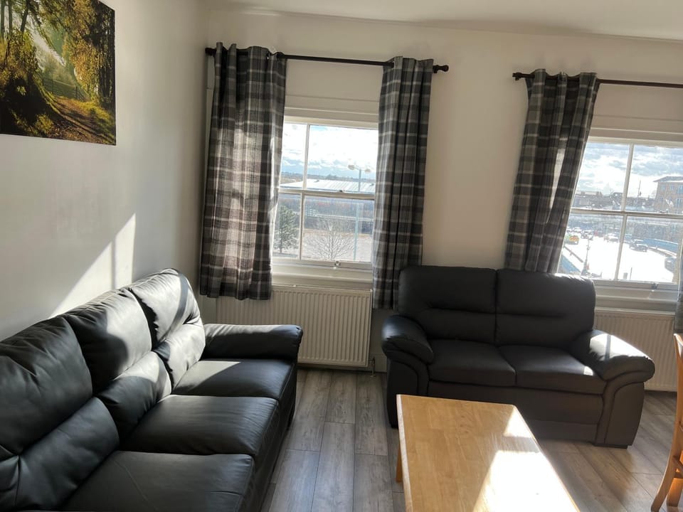Entire Two Double Bedrooms Flat with River Yare View H6 Apartment in Great Yarmouth