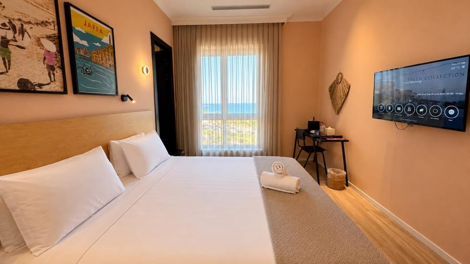 Bed, TV and multimedia, Coffee/tea facilities, Bedroom, Sea view, towels
