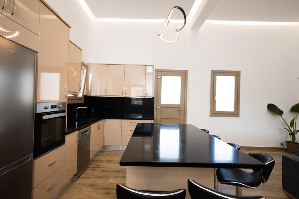 Kitchen or kitchenette, Dining area, dishwasher, oven, pet friendly, stove