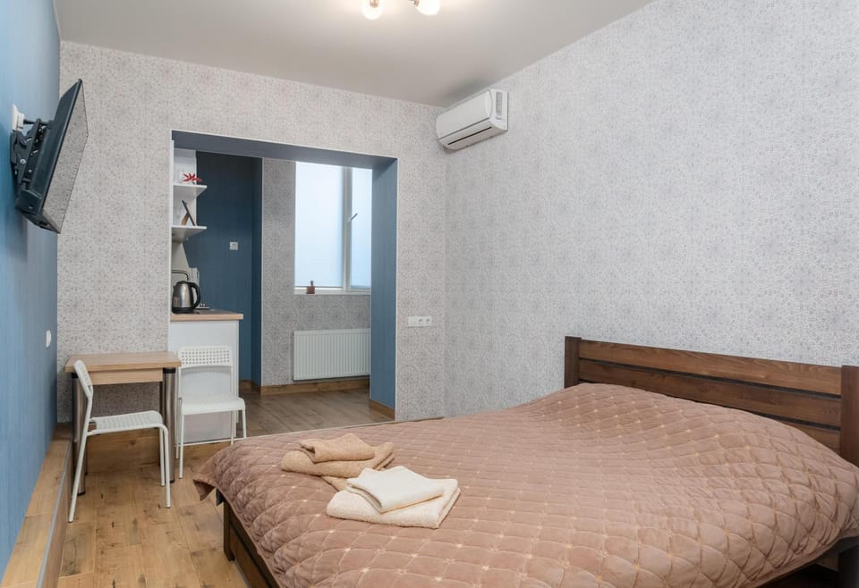 Bed, TV and multimedia, Photo of the whole room, Seating area, Bedroom, hair dresser, towels, air conditioner