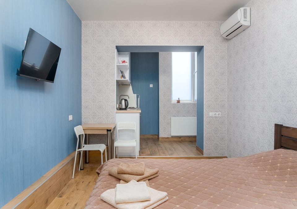 Bed, TV and multimedia, Photo of the whole room, Dining area, Bedroom, hair dresser, air conditioner