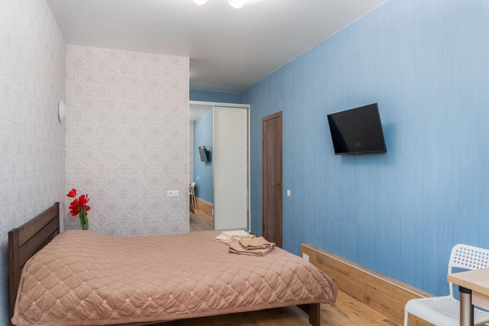 Bed, TV and multimedia, Photo of the whole room, Bedroom, towels