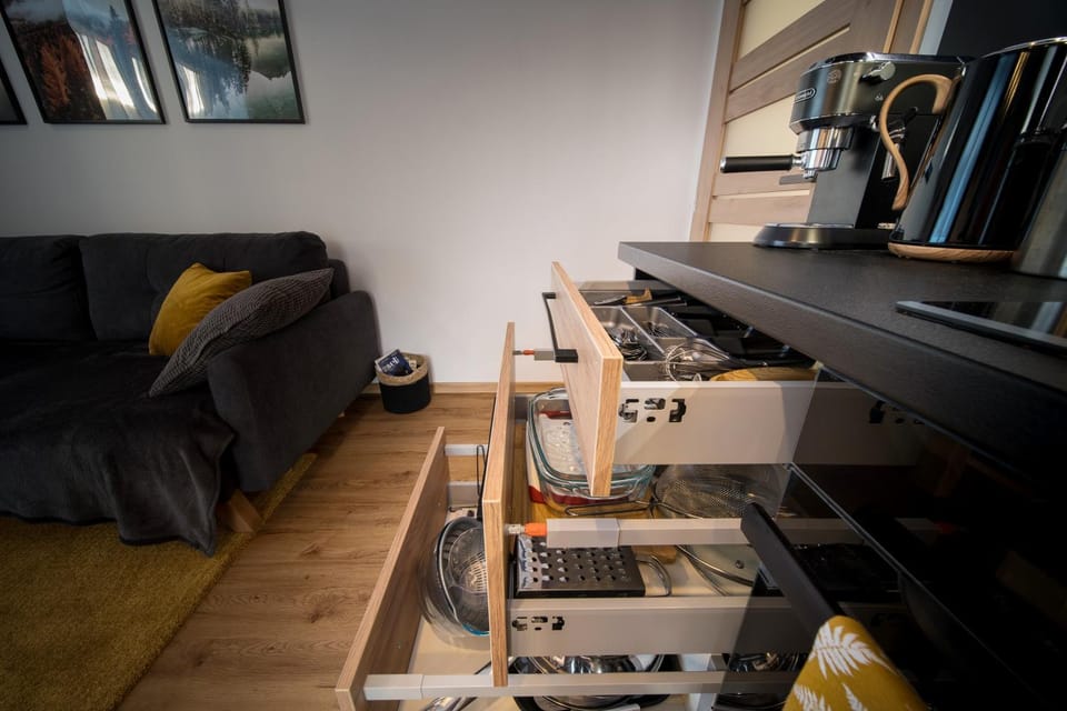 Coffee/tea facilities, Kitchen or kitchenette, stove