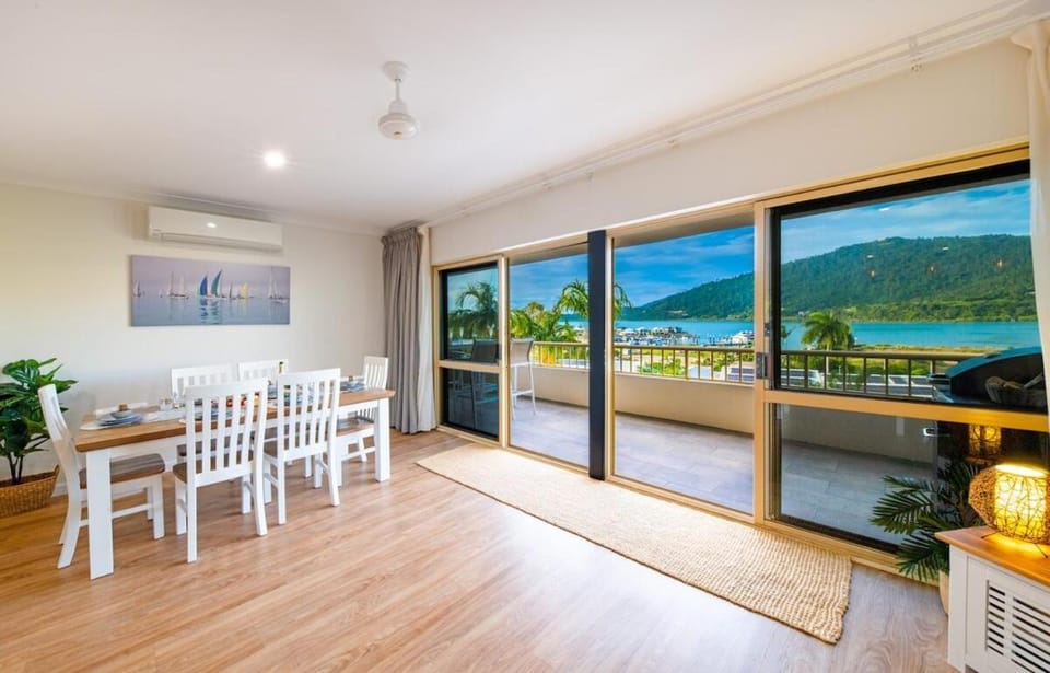 Eagles Nest On Airlie Apartment in Airlie Beach