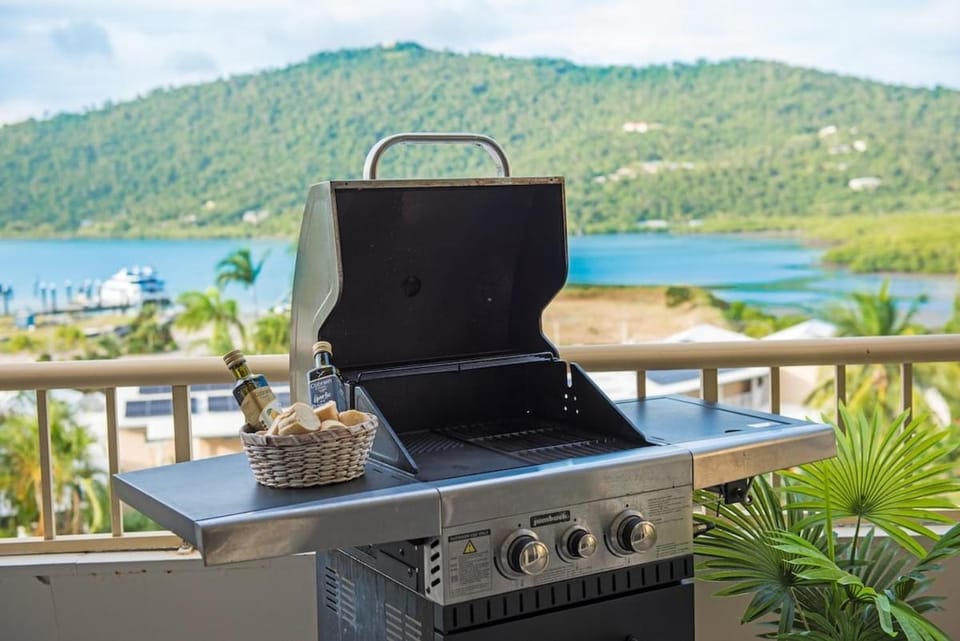 Eagles Nest On Airlie Apartment in Airlie Beach