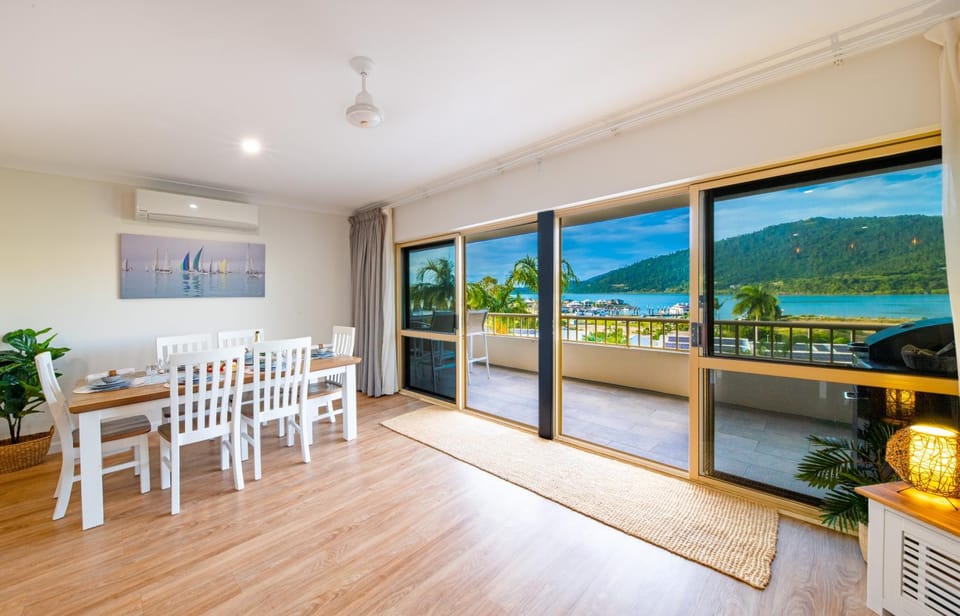 Eagles Nest On Airlie Apartment in Airlie Beach