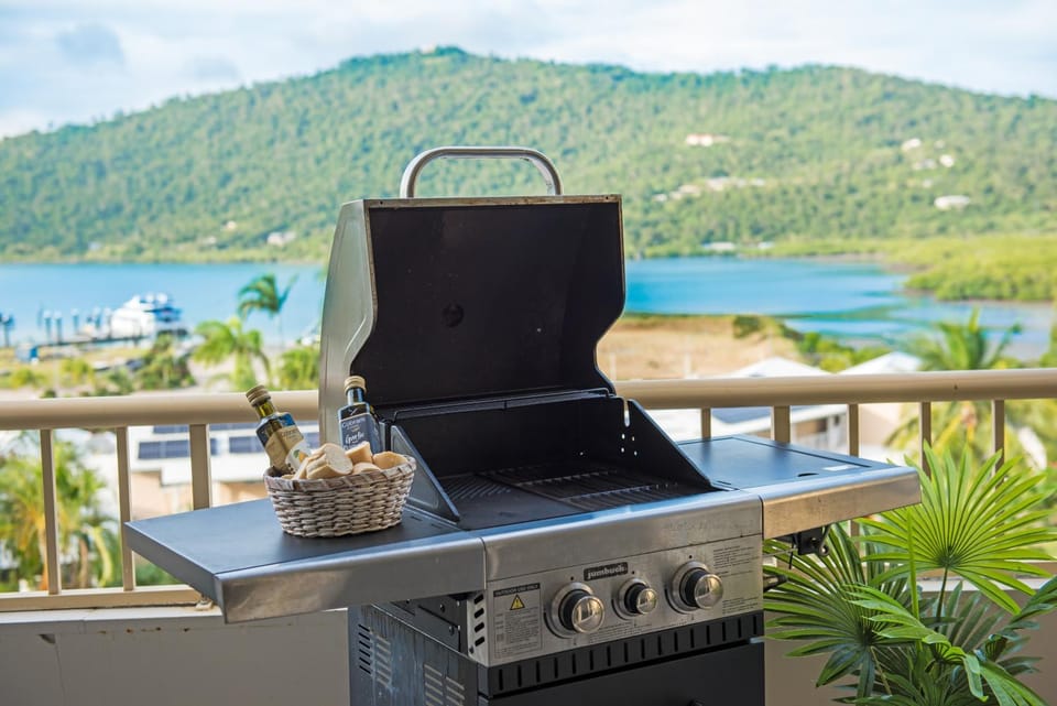 Eagles Nest On Airlie Apartment in Airlie Beach