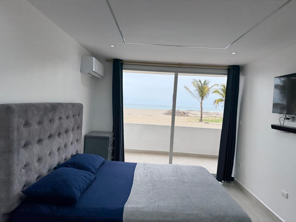 Bed, Natural landscape, TV and multimedia, Photo of the whole room, Bedroom, Sea view
