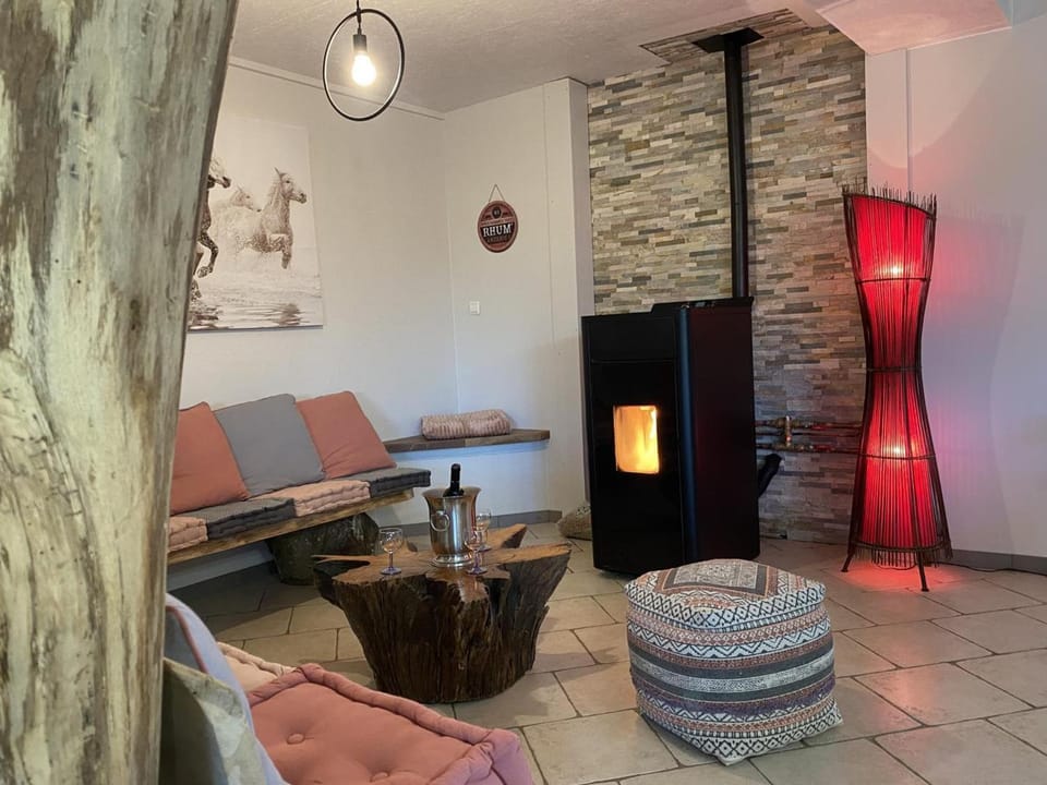 Gîte convivial à Blomard avec piscine partagée et animaux acceptés - FR-1-489-353 House in Auvergne-Rhône-Alpes