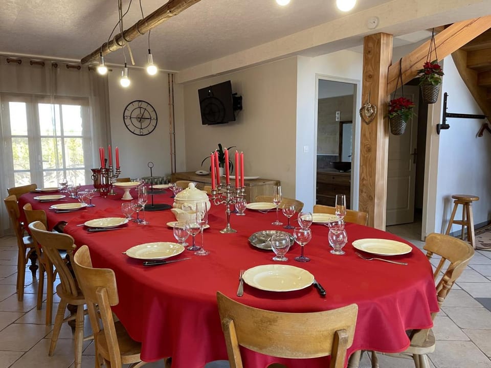 Gîte convivial à Blomard avec piscine partagée et animaux acceptés - FR-1-489-353 House in Auvergne-Rhône-Alpes