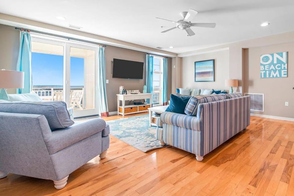 The Sanctuary - Blue Suede Views Penthouse 425B House in Sandbridge