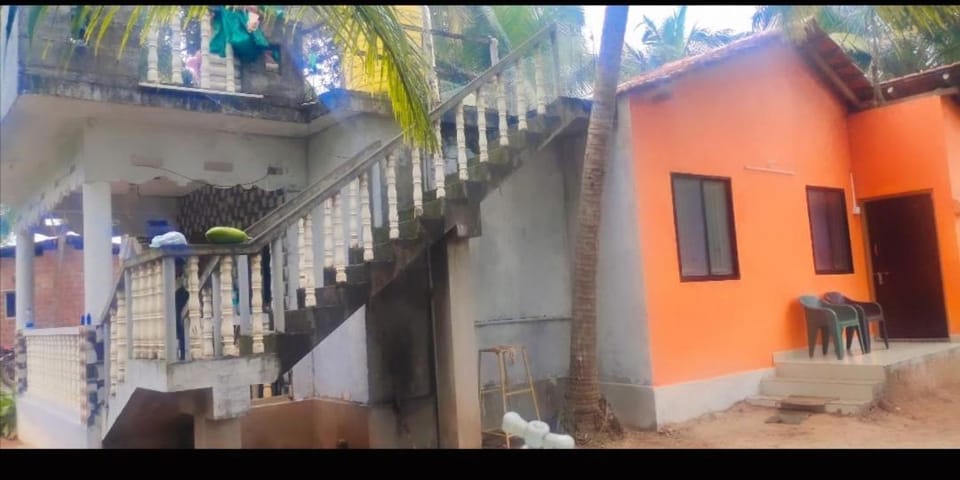 AJJA AND SON's HOME STAY GOKARNA VILLA AC ROOMS AND FAMILY ROOM NON AC 5 MIN WALKABLE DISTANCE TO MIDLE BEACH Vacation rental in Karnataka