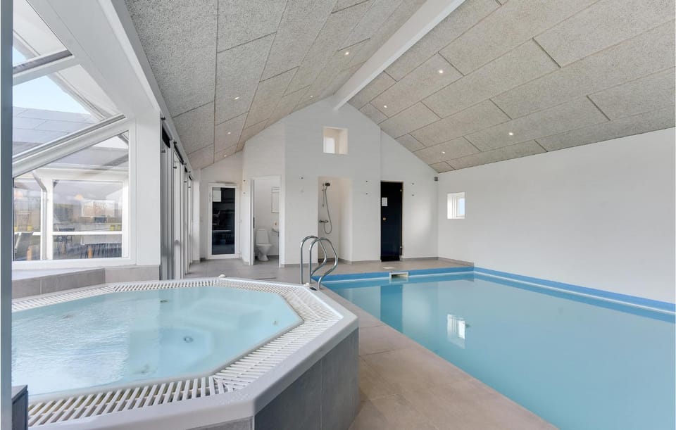 Hot Tub, Swimming pool