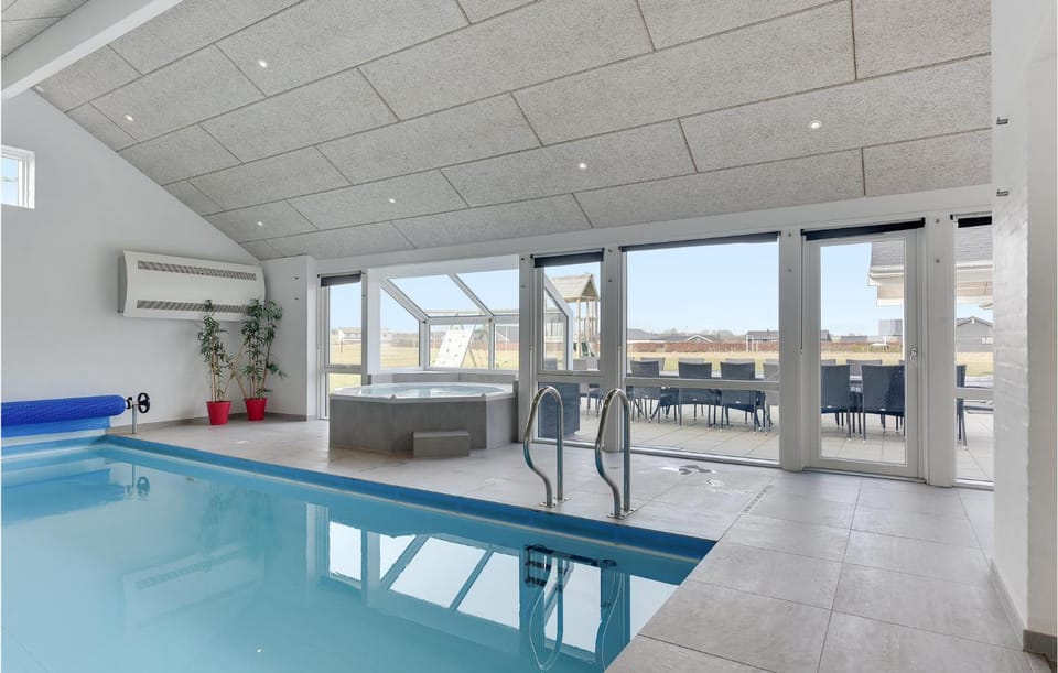 Bathroom, Swimming pool