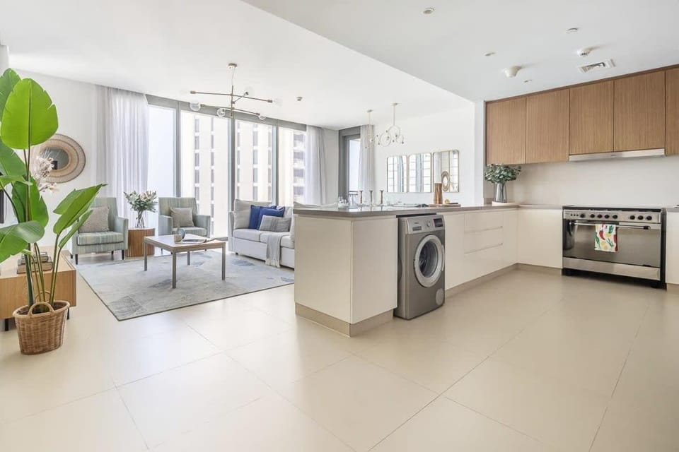 Frank Porter - 5242 EMAAR Tower Apartment in Dubai